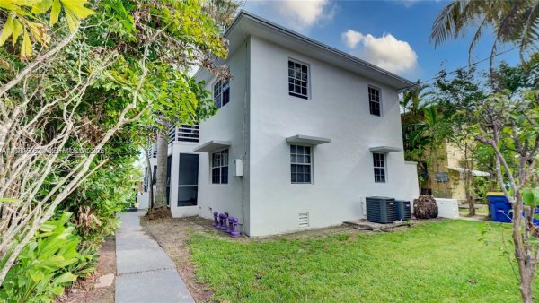 1791 Marseille Dr Miami Beach, FL 33141