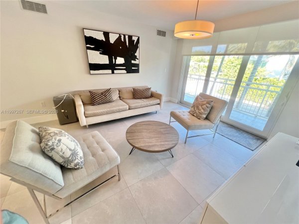 7832 Collins Ave #304 Miami Beach, FL 33141