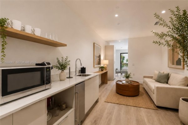239 SW 9th #301 Miami, FL 33130