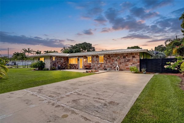8250 SW 118th Ter Miami, FL 33156