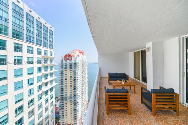 1200 Brickell Bay Dr #3614 Miami, FL 33131