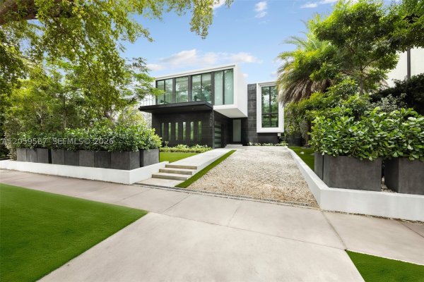 5630 Pine Tree Dr Miami Beach, FL 33140
