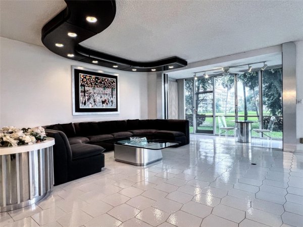 800 Cypress Grv Dr #106 Pompano Beach, FL 33069