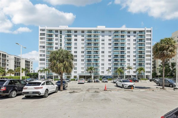 2841 NE 163rd St #605 North Miami Beach, FL 33160