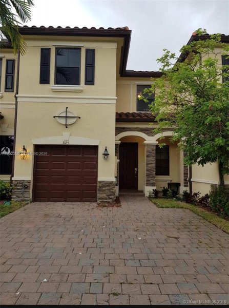 3323 W 90th Ter Hialeah, FL 33018