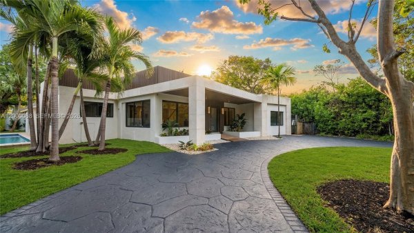 12600 Ixora Rd North Miami, FL 33181