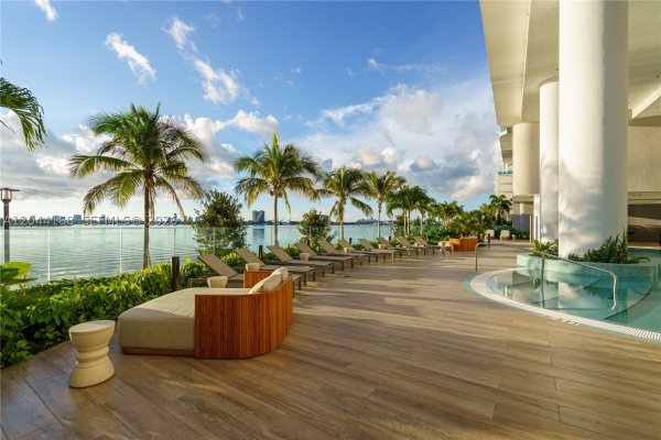700 NE 24rd St #2304 Miami, FL 33137
