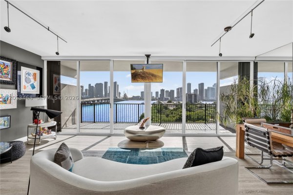 1000 Venetian Way #810 Miami Beach, FL 33139