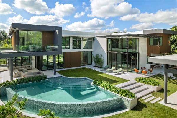 5845 SW 130th Ter Pinecrest, FL 33156