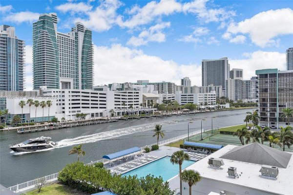 600 Parkview Dr #611 Hallandale Beach, FL 33009