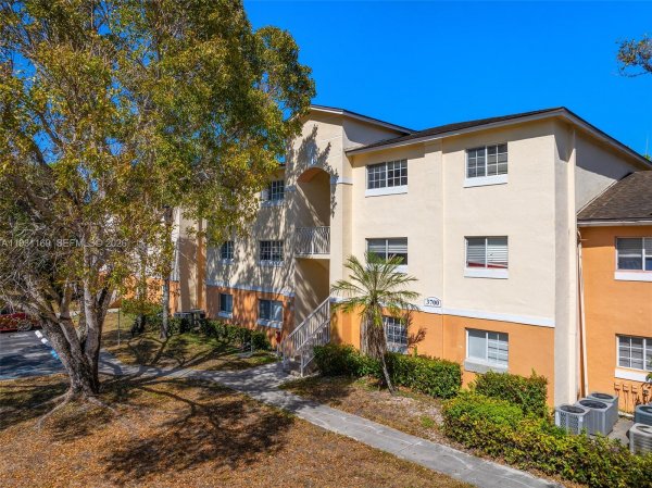3700 N 56th Ave #1012 Hollywood, FL 33021