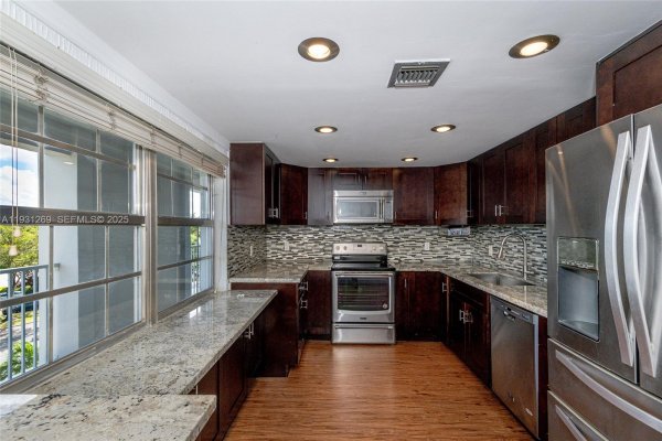 625 Oaks Dr #503 Pompano Beach, FL 33069