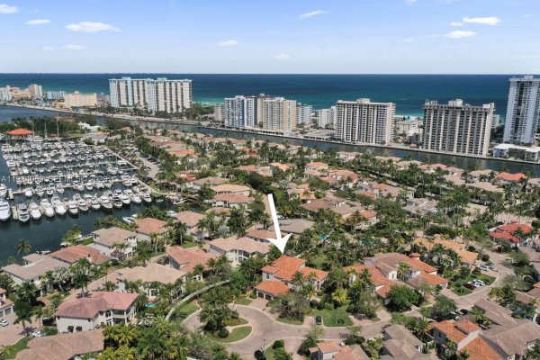 899 Spinnaker Dr W Hollywood, FL 33019