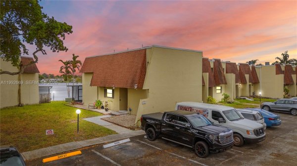 8920 Palm Tree Ln #8920 Pembroke Pines, FL 33024