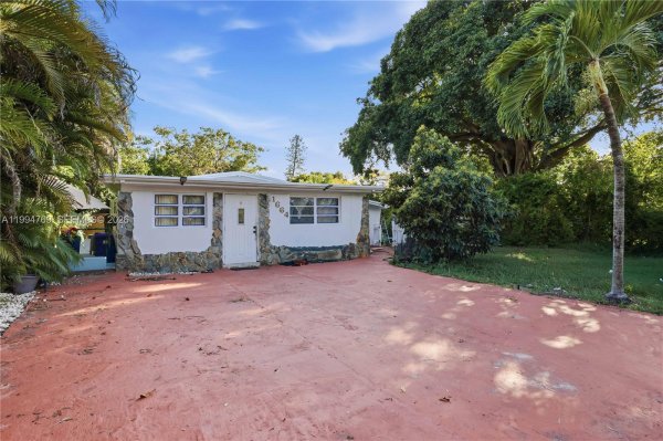 1664 NE 179th St North Miami Beach, FL 33162