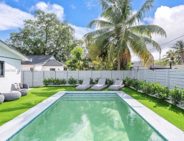 400 NW 40th St Miami, FL 33127
