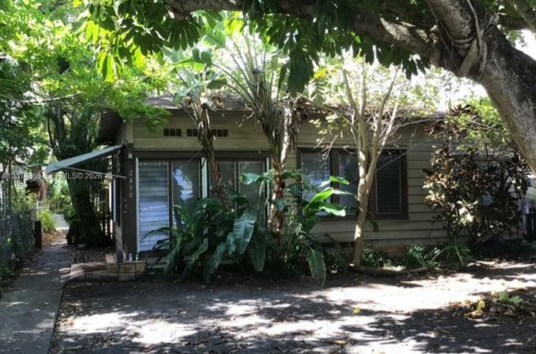 2430 SW 25th Ter Miami, FL 33133
