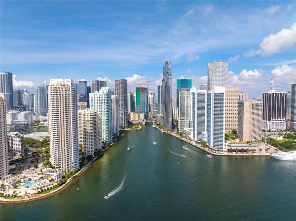 300 S Biscayne Blvd #L-L02 Miami, FL 33131