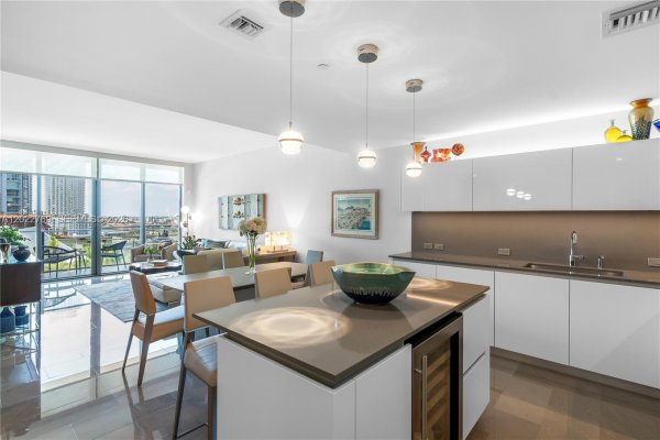 68 SE 6th St #810 Miami, FL 33131