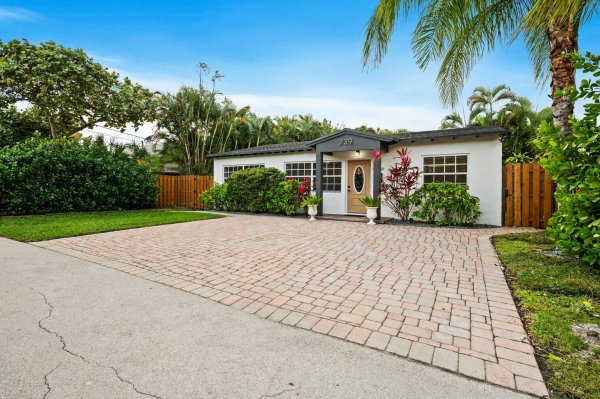 739 NE 17th Fort Lauderdale, FL 33304