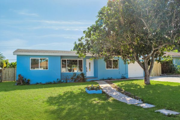 2017 Collier Lake Worth, FL 33461