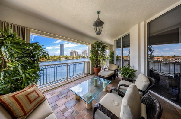 19925 NE 39th Pl #402 Aventura, FL 33180
