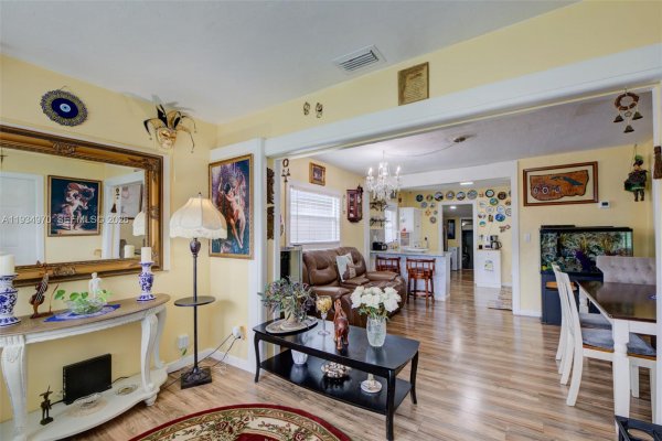 1911 NW 52nd St Miami, FL 33142