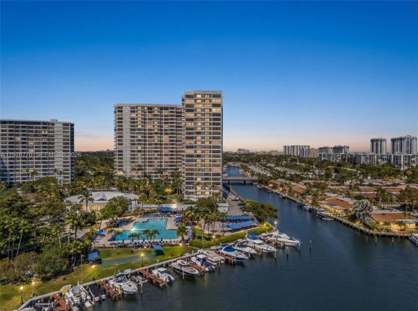 2500 Parkview Dr #902 Hallandale Beach, FL 33009