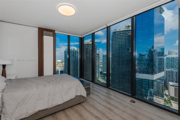 1010 Brickell Ave #4211 Miami, FL 33131