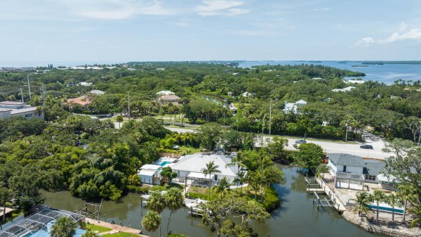 649 E Causeway Vero Beach, FL 32963