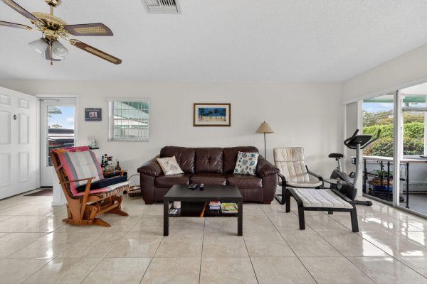 622 Hummingbird Delray Beach, FL 33445