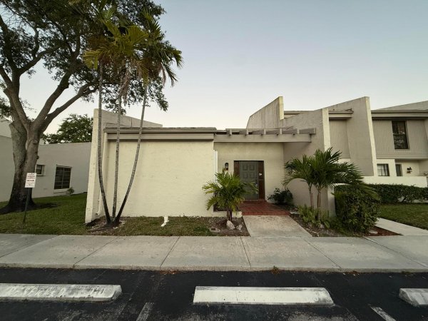 1097 NW 98th #110 Pembroke Pines, FL 33024