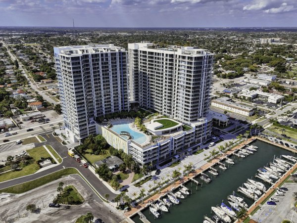 220 Lake Shr #613 Lake Park, FL 33403