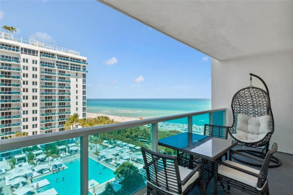 2301 Collins #1015 Miami Beach, FL 33139
