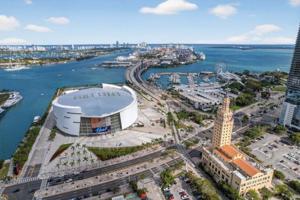 159 NE 6th #3905 Miami, FL 33132