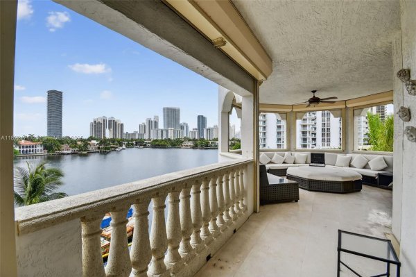 19925 NE 39th Pl #404 Aventura, FL 33180