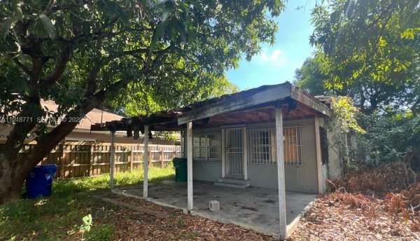 1168 NW 41st St Miami, FL 33127