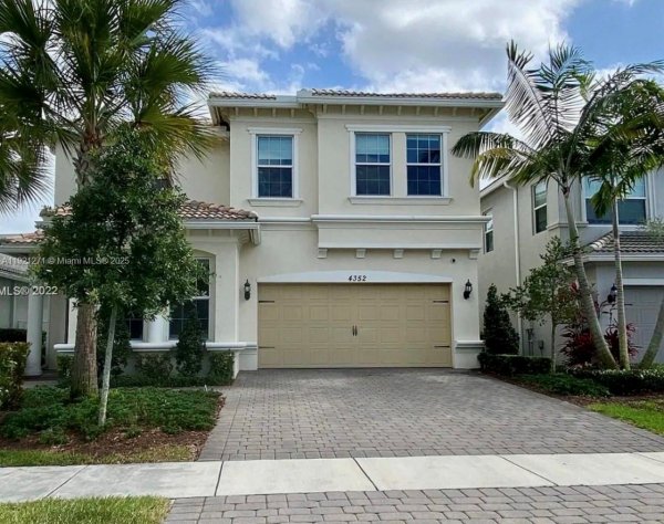 4352 Large Leaf Ln Hollywood, FL 33021