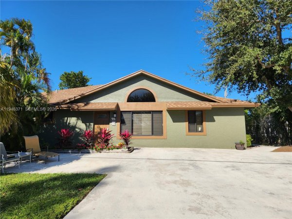 825 Dogwood Dr Delray Beach, FL 33483