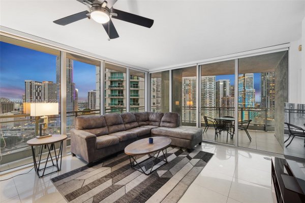 90 SW 3rd St #2504 Miami, FL 33130