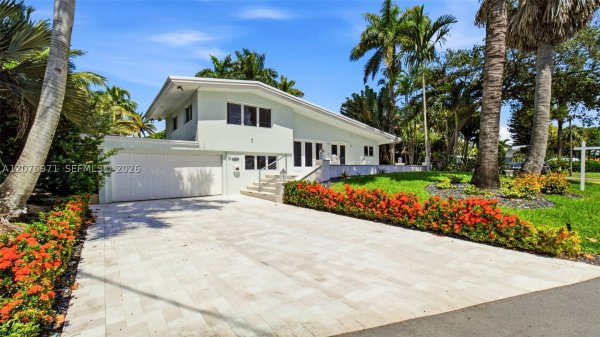 2613 Tortugas Ln Fort Lauderdale, FL 33312
