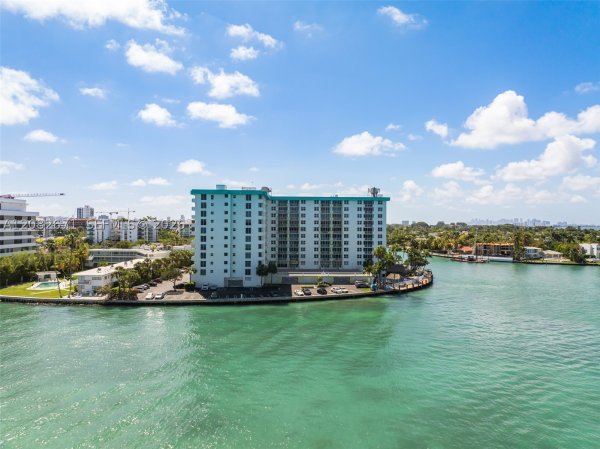 10350 W Bay Hbr Dr #9C Bay Harbor Islands, FL 33154