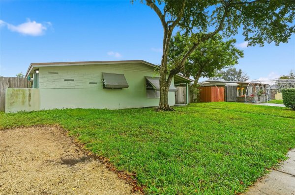 5711 SW 37th Ct Davie, FL 33314