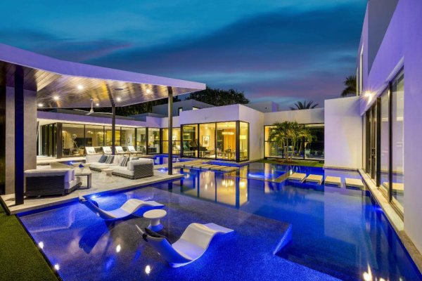 12 N Beach Jupiter Island, FL 33455