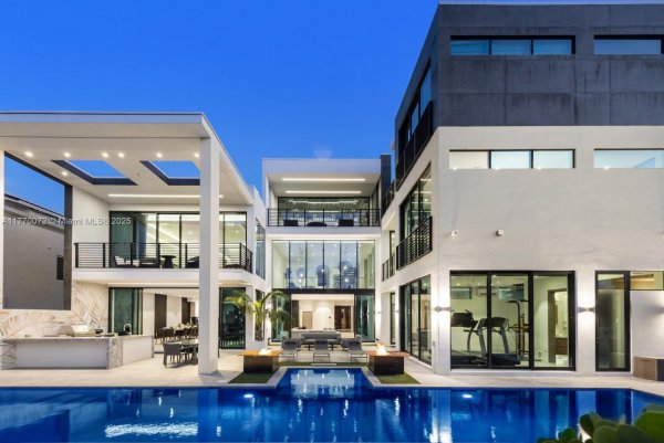 1400 Bayview Dr Fort Lauderdale, FL 33304