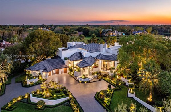 2965 NE Surrey Ln Weston, FL 33331