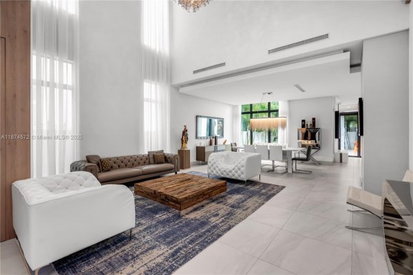 10530 NW 67th Ter Doral, FL 33178