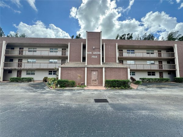7060 Nova Dr #306C Davie, FL 33317