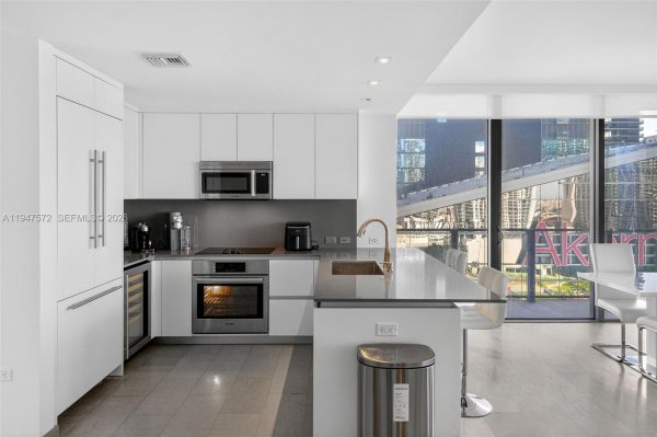 68 SE 6th St #1702 Miami, FL 33131