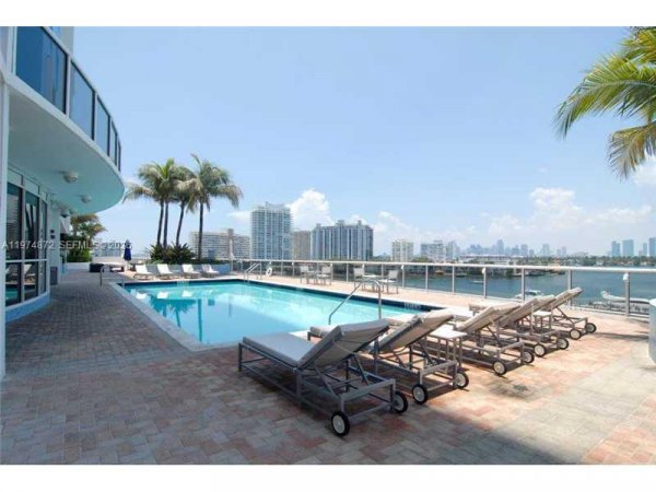1800 Sunset Harbour Dr #811 Miami Beach, FL 33139